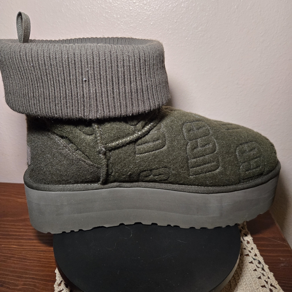 UGG Green Felt Ankle Boots embossed with the Name UGG - Picture 5 of 9
